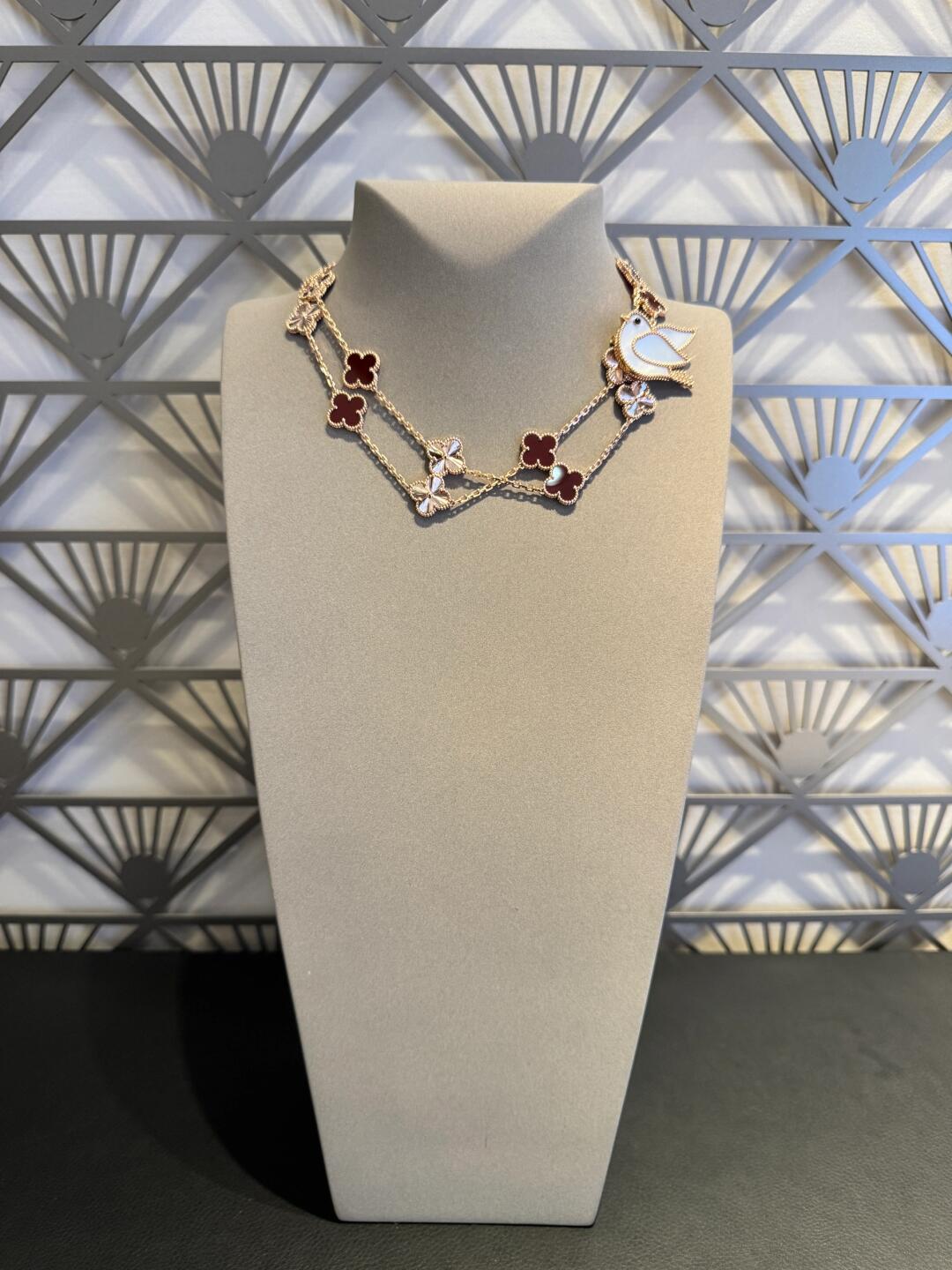 [Cadisa]CLOVER 20 MOTIFS LASER CARNELIAN NECKLACE