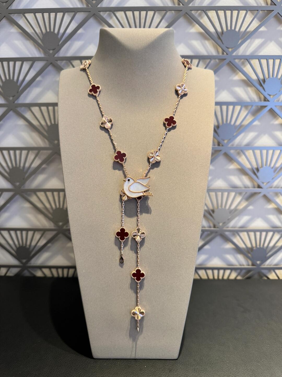 [Cadisa]CLOVER 20 MOTIFS LASER CARNELIAN NECKLACE
