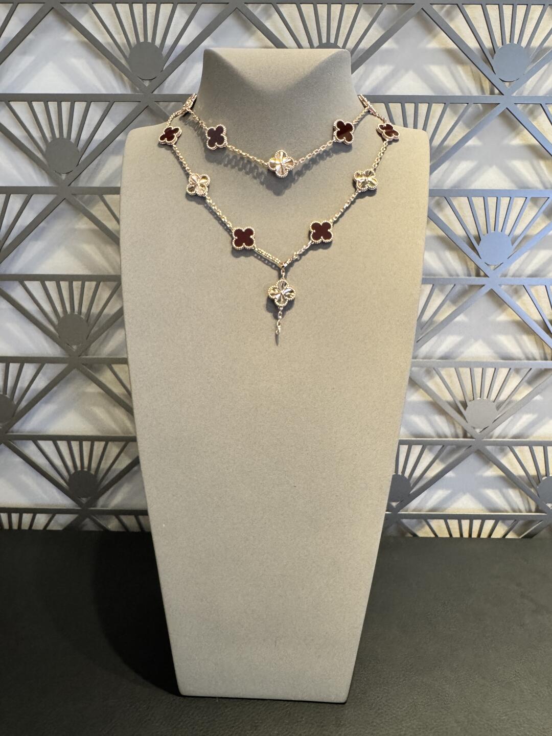 [Cadisa]CLOVER 20 MOTIFS LASER CARNELIAN NECKLACE