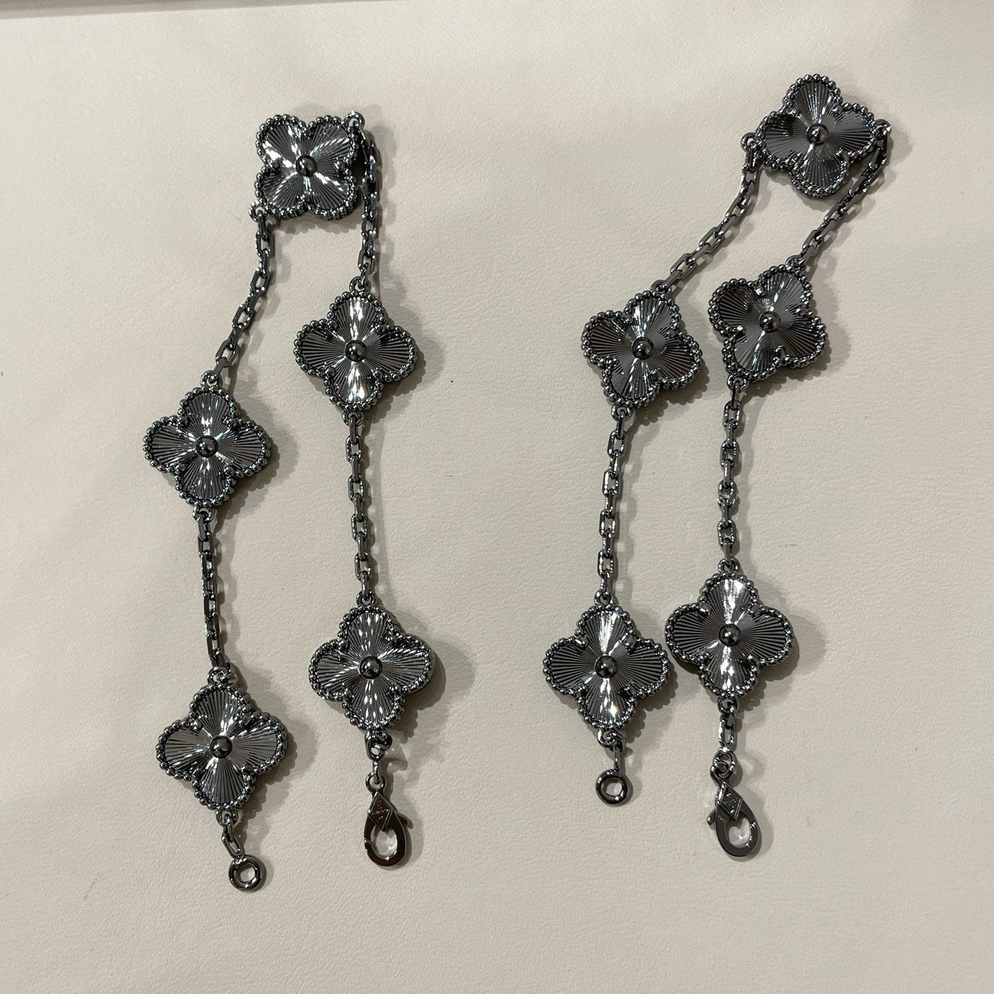 [Gaonasi]CLOVER 5 MOTIF BLACK BRACELET