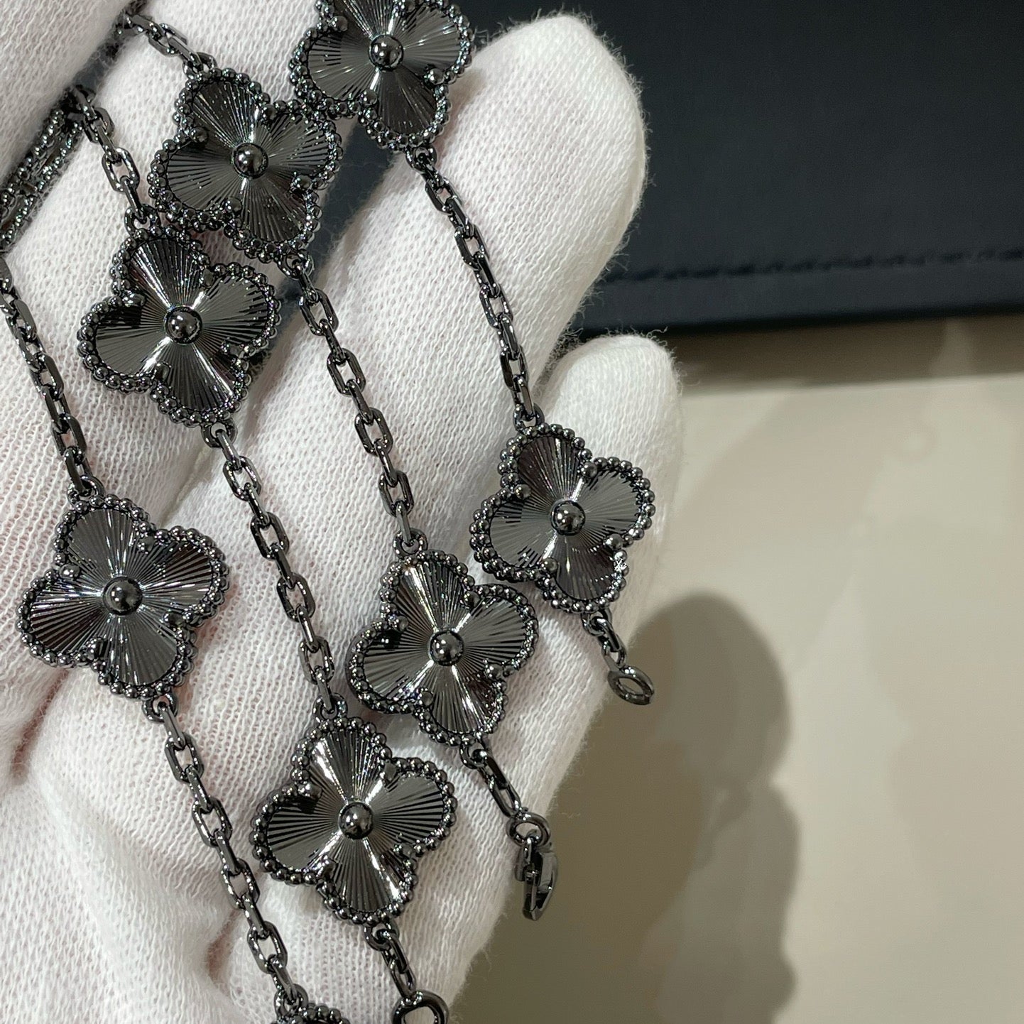 [Gaonasi]CLOVER 5 MOTIF BLACK BRACELET