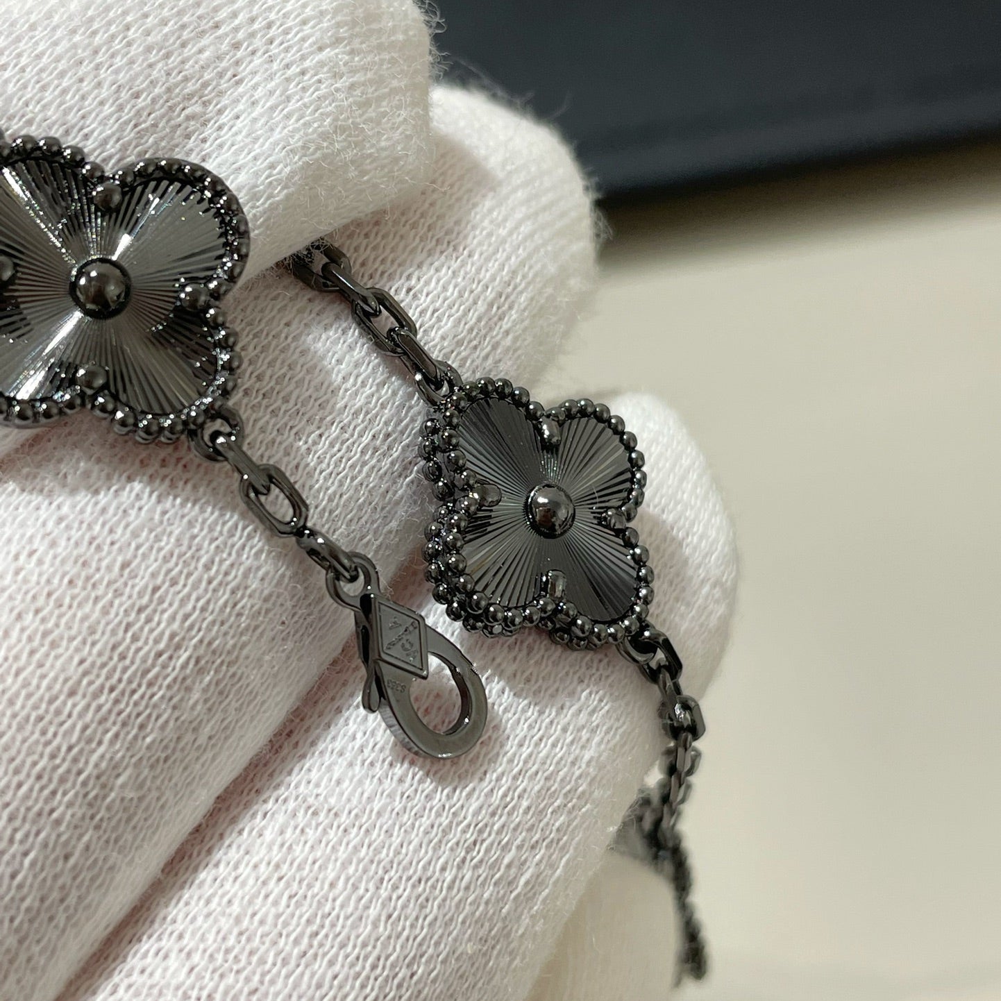 [Gaonasi]CLOVER 5 MOTIF BLACK BRACELET