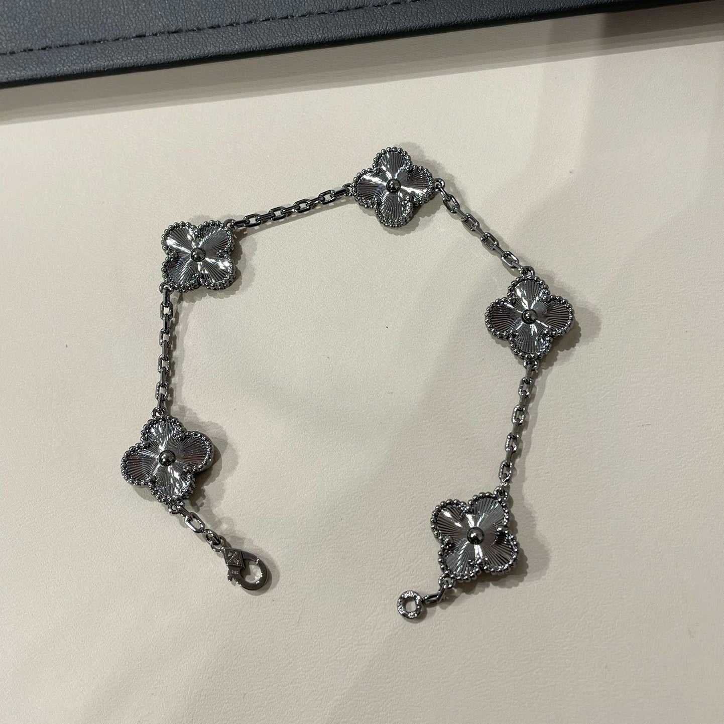 [Gaonasi]CLOVER 5 MOTIF BLACK BRACELET