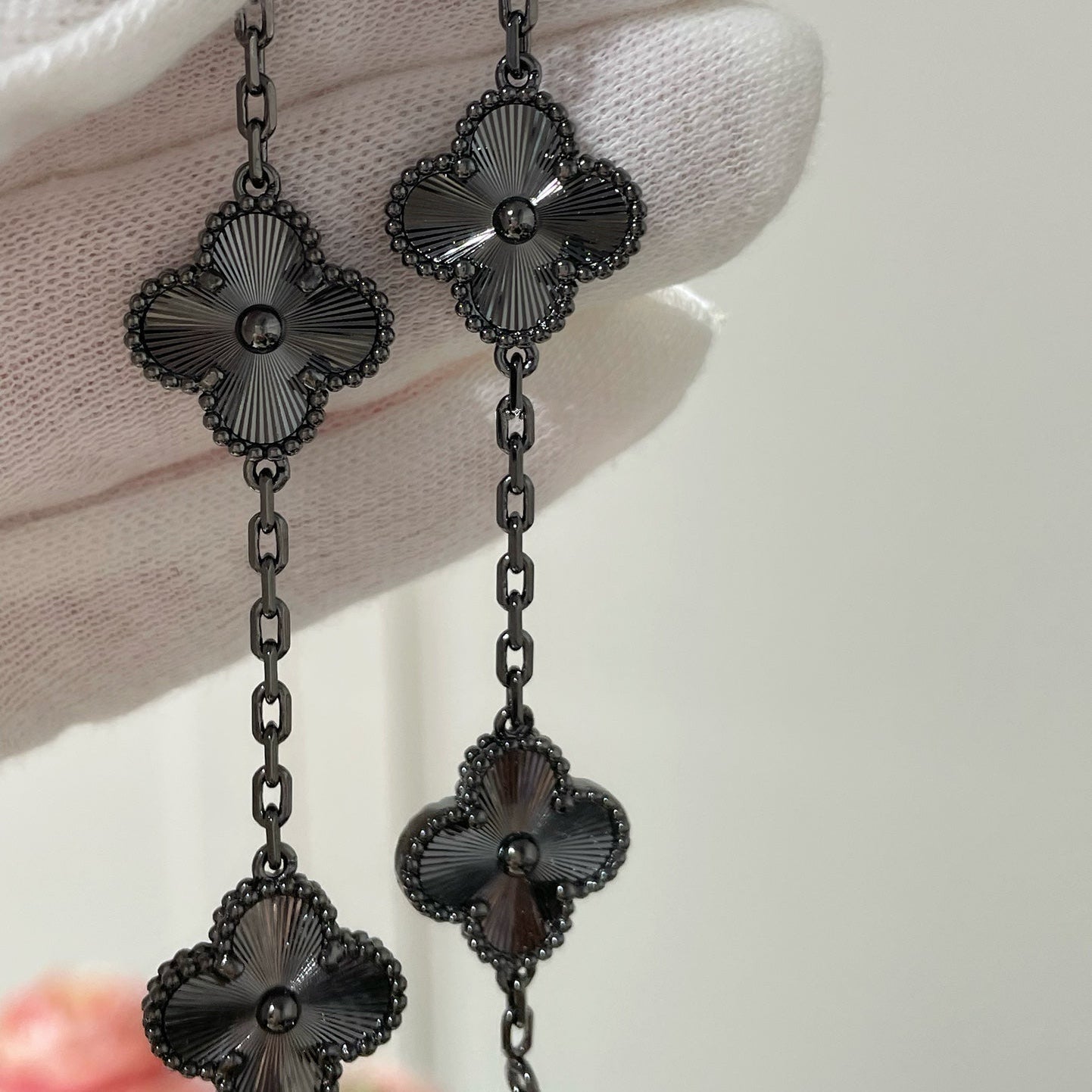 [Gaonasi]CLOVER 5 MOTIF BLACK BRACELET