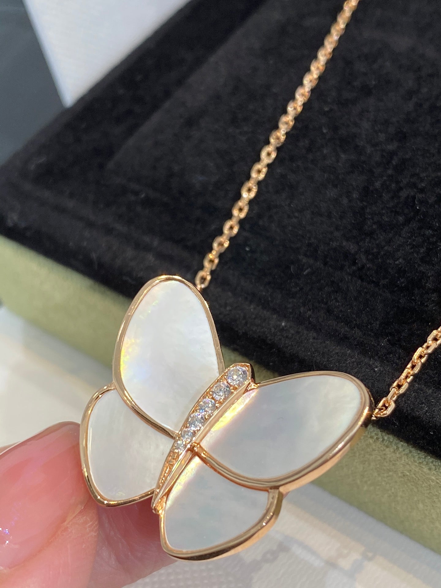 [Gaonasi]BUTTERFLY GOLD MOP DIAMOND NECKLACE