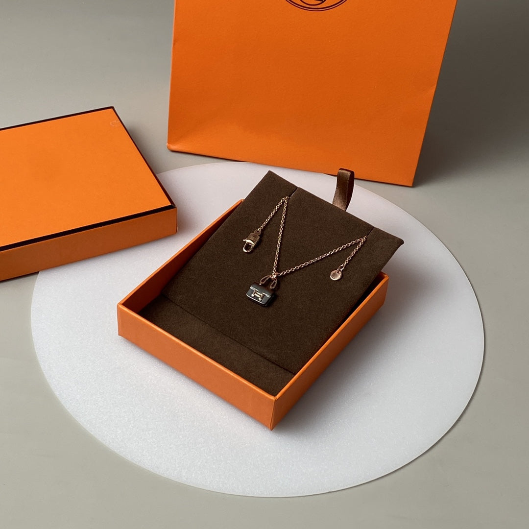 [Gaonasi]CONSTANCE BLACK PEDANT PINK GOLD NECKLACE