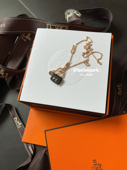 [Gaonasi]CONSTANCE BLACK PEDANT PINK GOLD NECKLACE