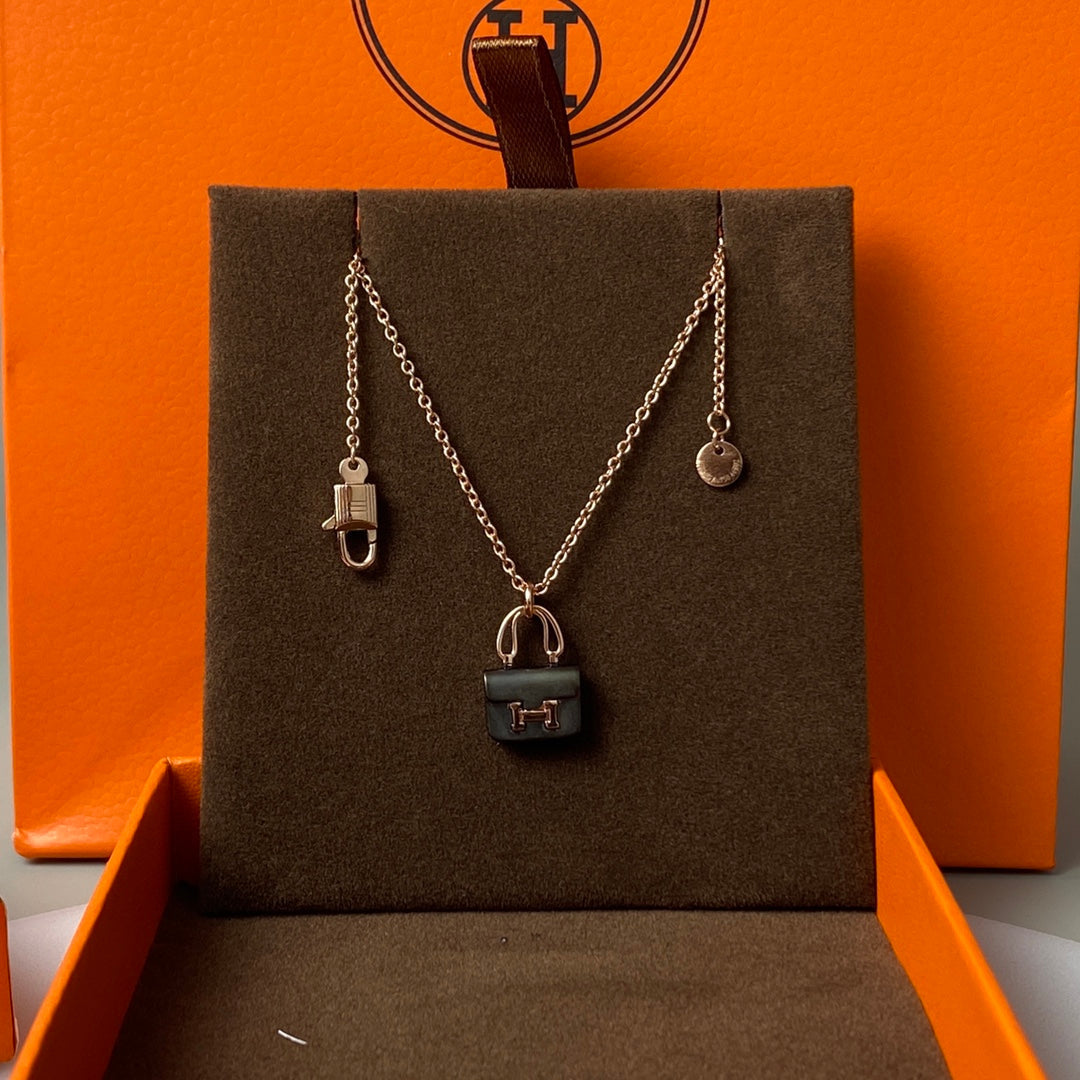 [Gaonasi]CONSTANCE BLACK PEDANT PINK GOLD NECKLACE