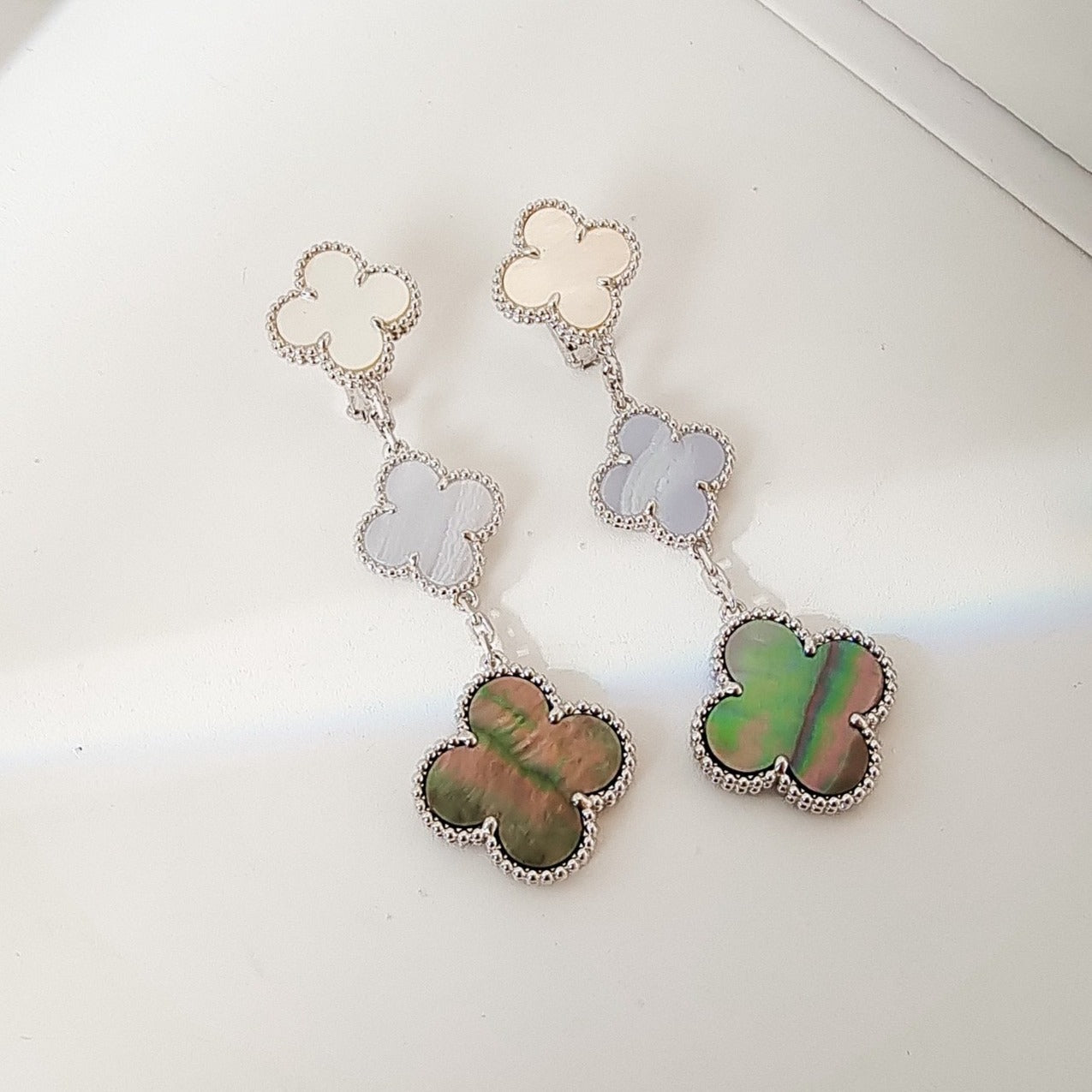 [Gaonasi]CLOVER 3 MOTIFS CHALCEDONY DARK MOP SILVER EARRINGS