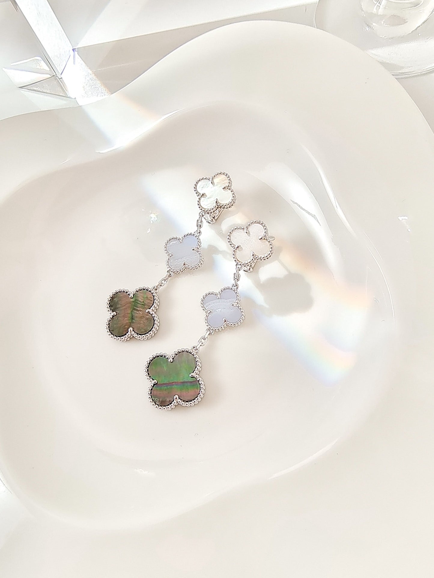 [Gaonasi]CLOVER 3 MOTIFS CHALCEDONY DARK MOP SILVER EARRINGS