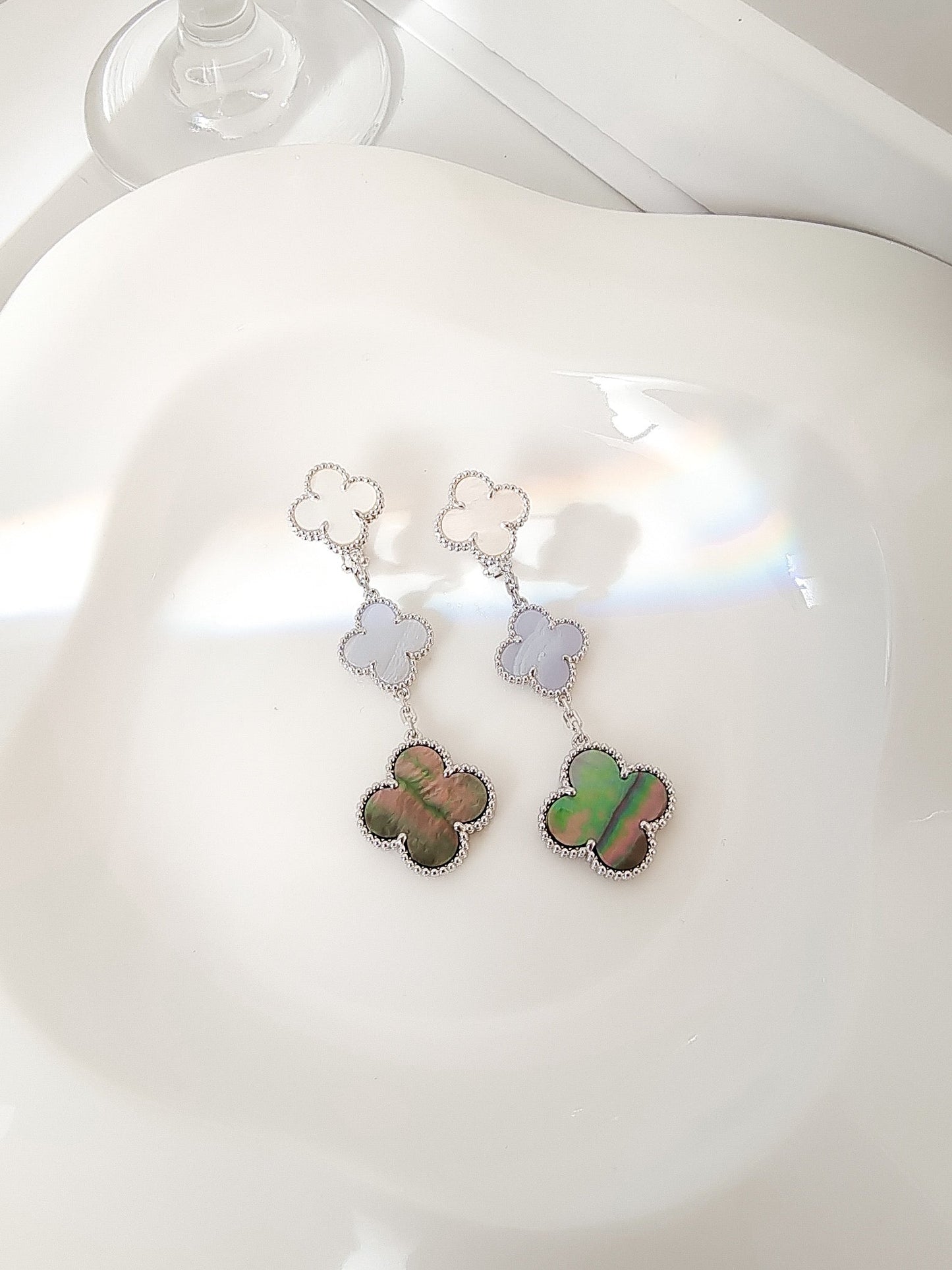 [Gaonasi]CLOVER 3 MOTIFS CHALCEDONY DARK MOP SILVER EARRINGS