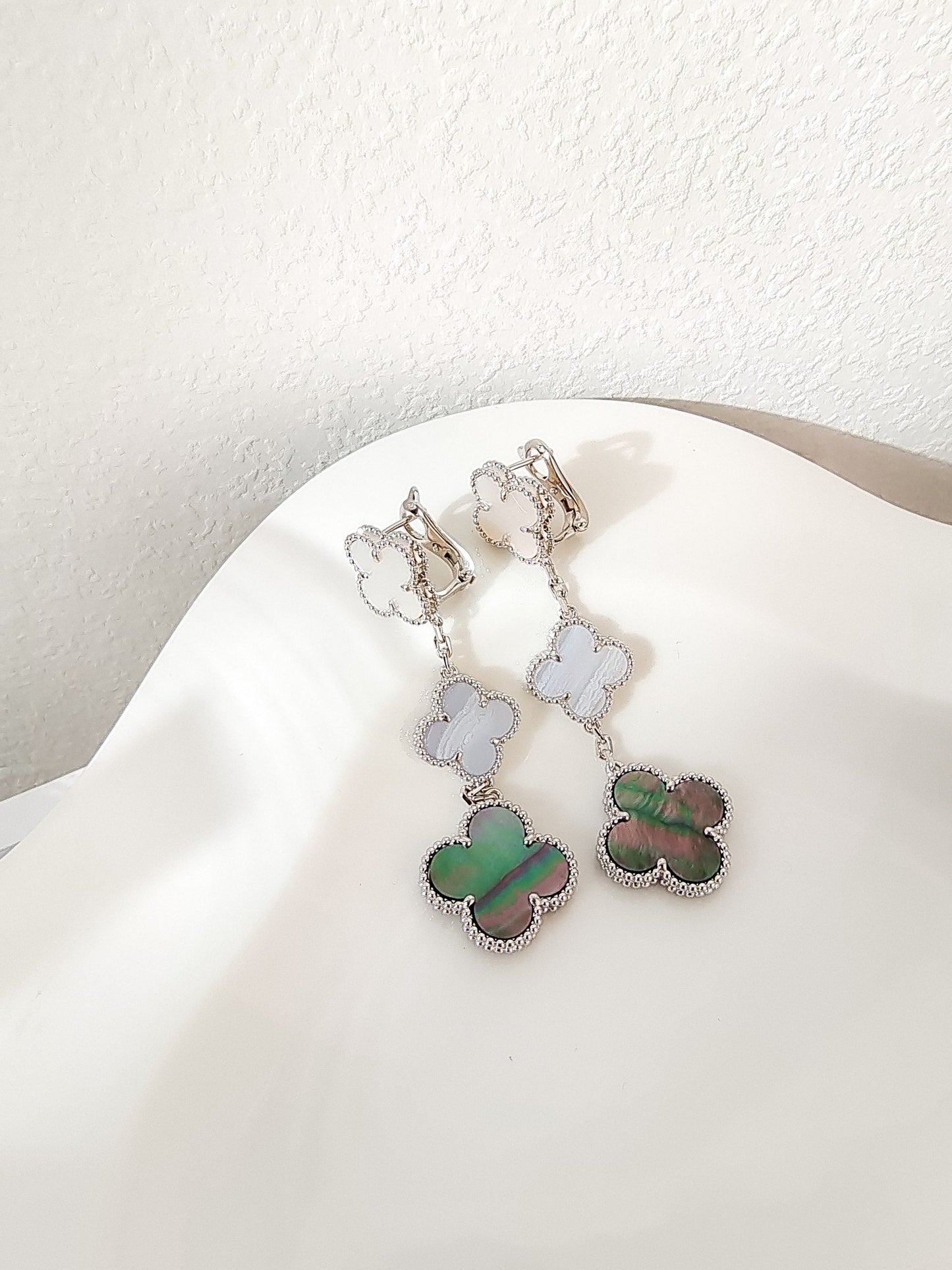 [Gaonasi]CLOVER 3 MOTIFS CHALCEDONY DARK MOP SILVER EARRINGS