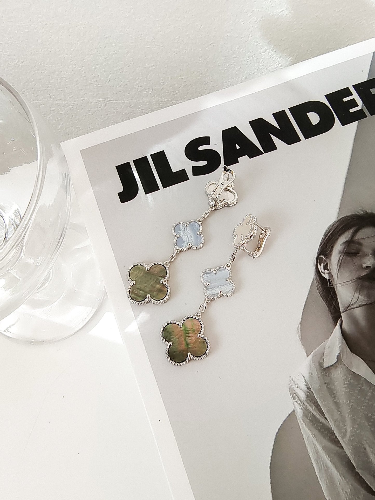 [Gaonasi]CLOVER 3 MOTIFS CHALCEDONY DARK MOP SILVER EARRINGS