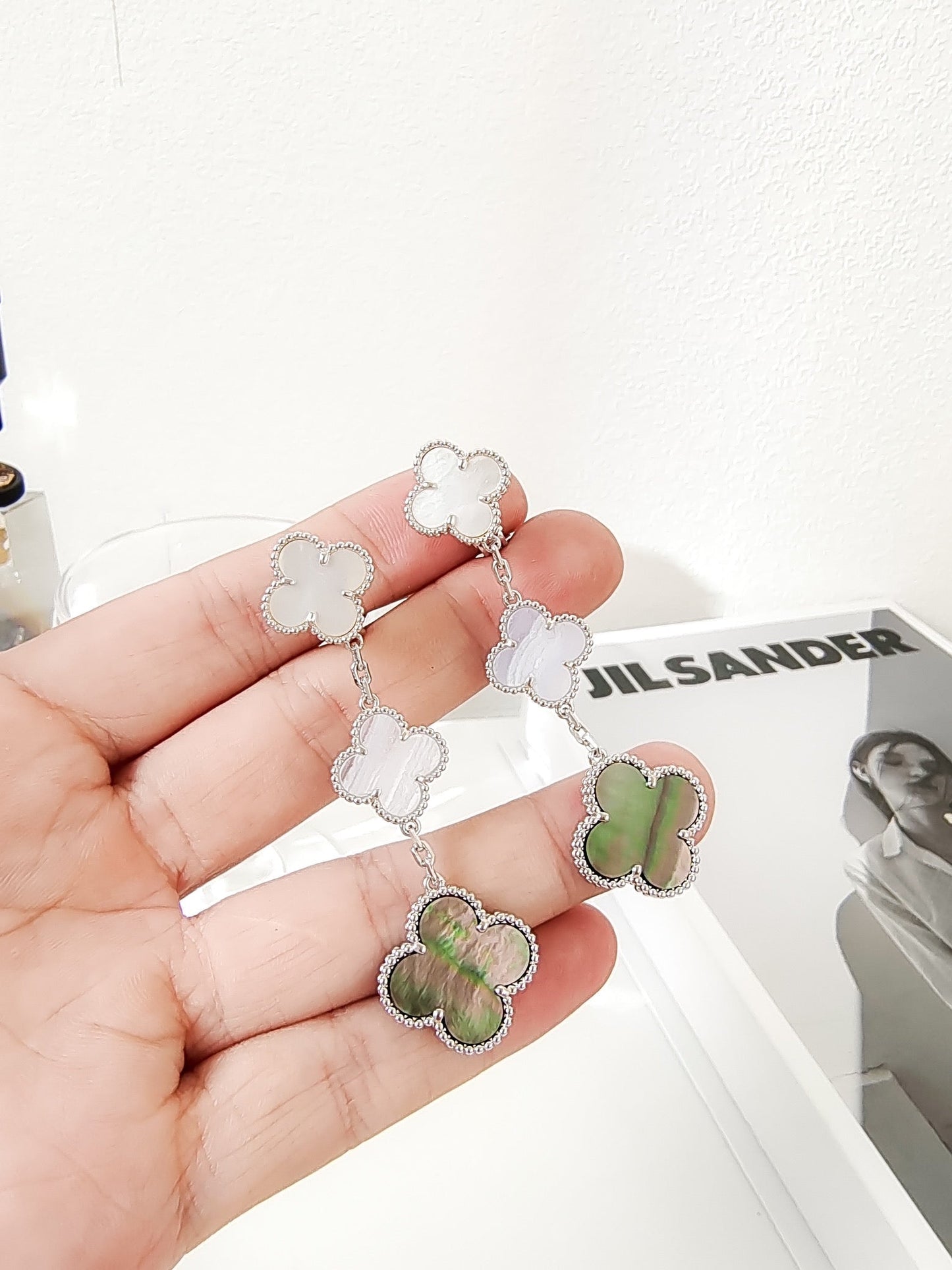 [Gaonasi]CLOVER 3 MOTIFS CHALCEDONY DARK MOP SILVER EARRINGS