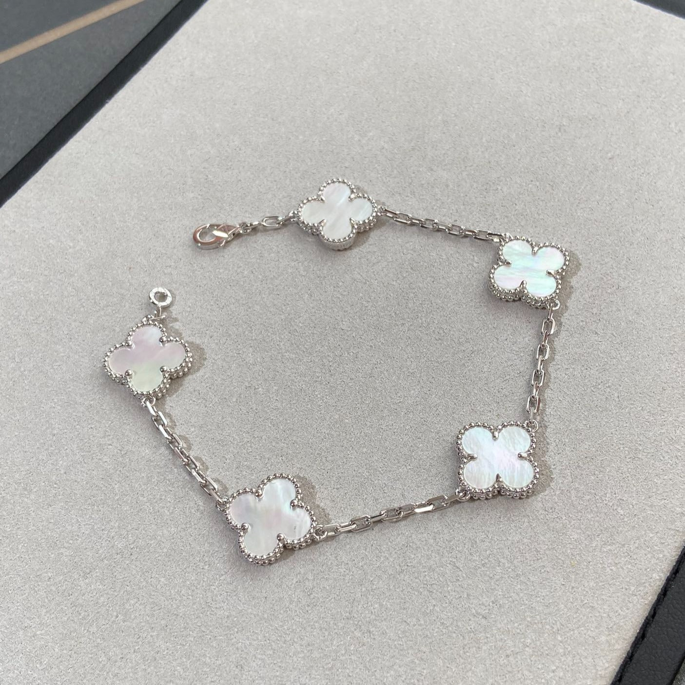 [Gaonasi]CLOVER WHITE PEARL MOP 5 MOTIF BRACELET COLLECTION