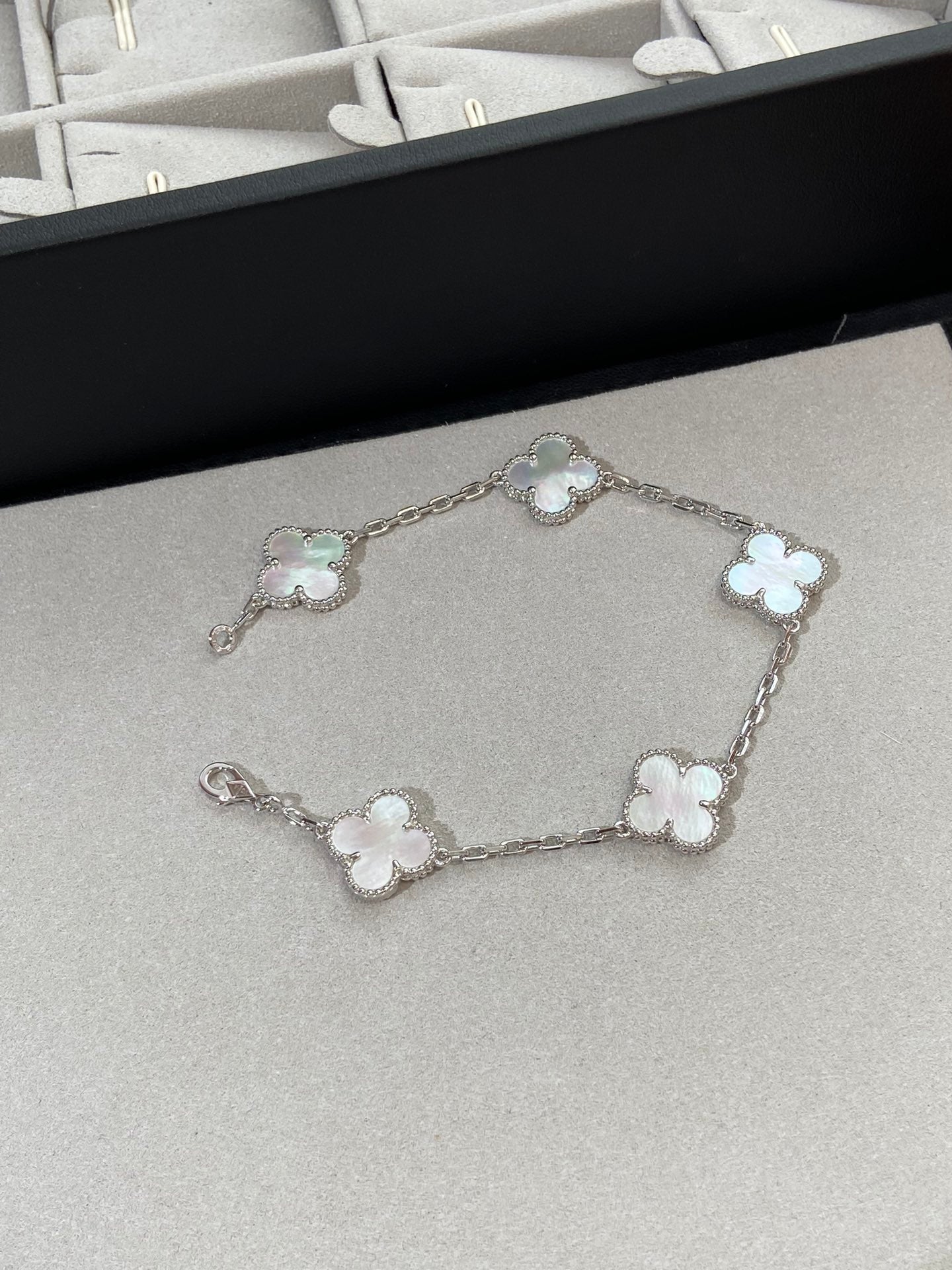 [Gaonasi]CLOVER WHITE PEARL MOP 5 MOTIF BRACELET COLLECTION