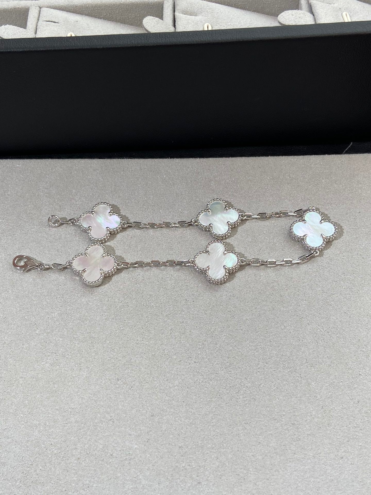 [Gaonasi]CLOVER WHITE PEARL MOP 5 MOTIF BRACELET COLLECTION