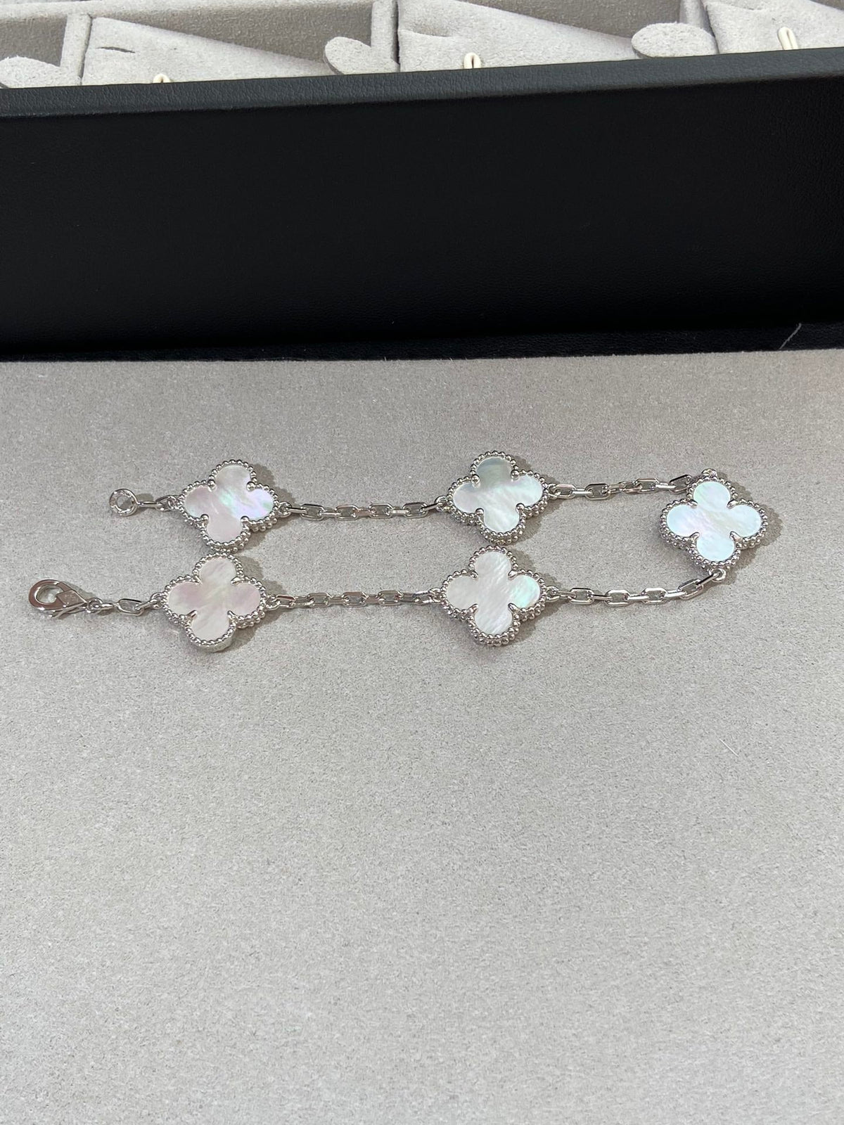 [Cadisa]CLOVER WHITE PEARL MOP 5 MOTIF BRACELET COLLECTION