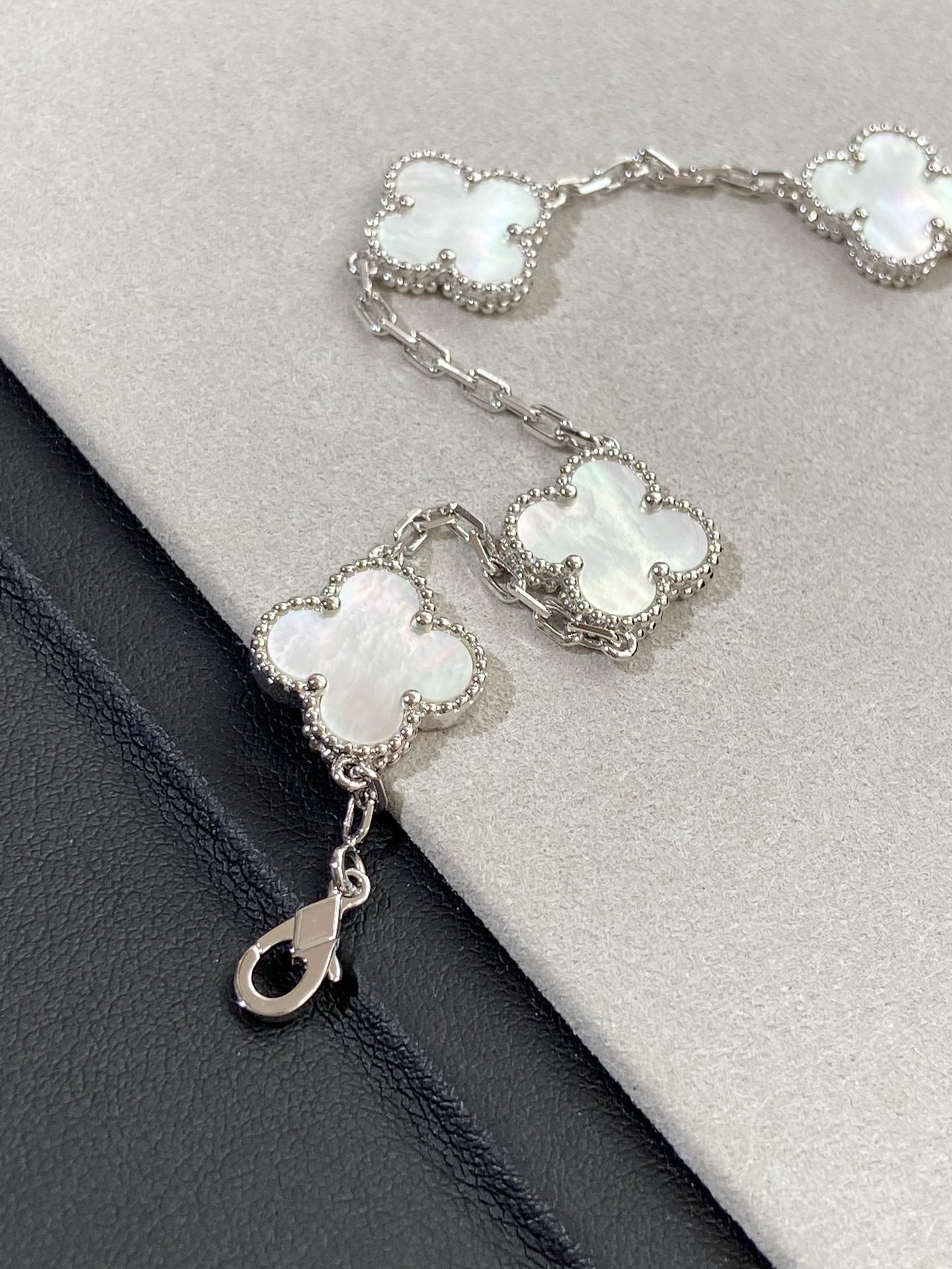 [Gaonasi]CLOVER WHITE PEARL MOP 5 MOTIF BRACELET COLLECTION