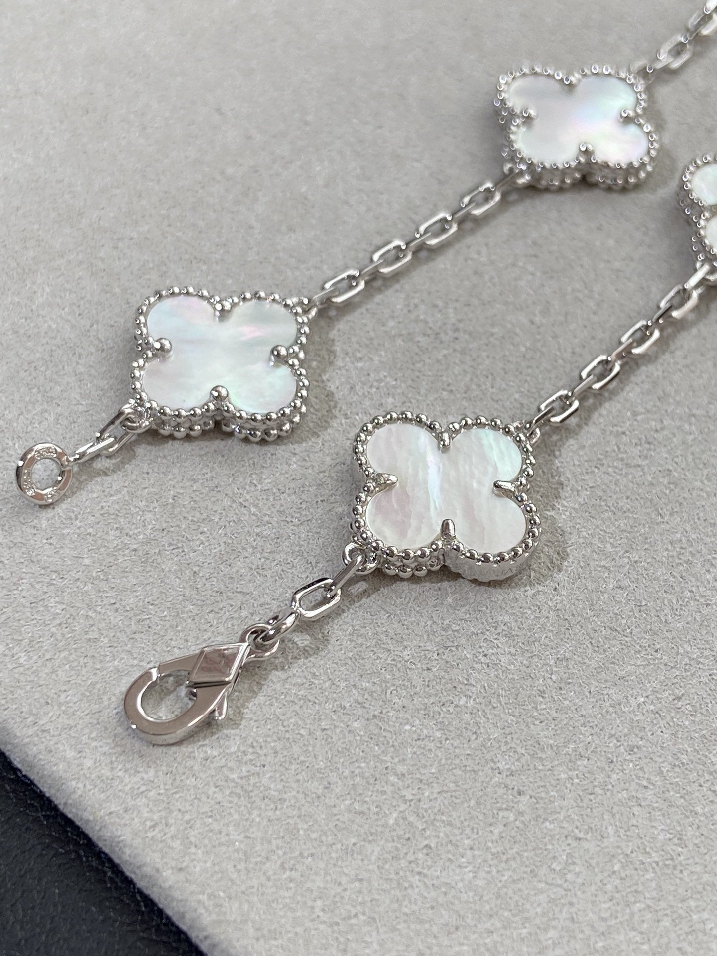 [Gaonasi]CLOVER WHITE PEARL MOP 5 MOTIF BRACELET COLLECTION