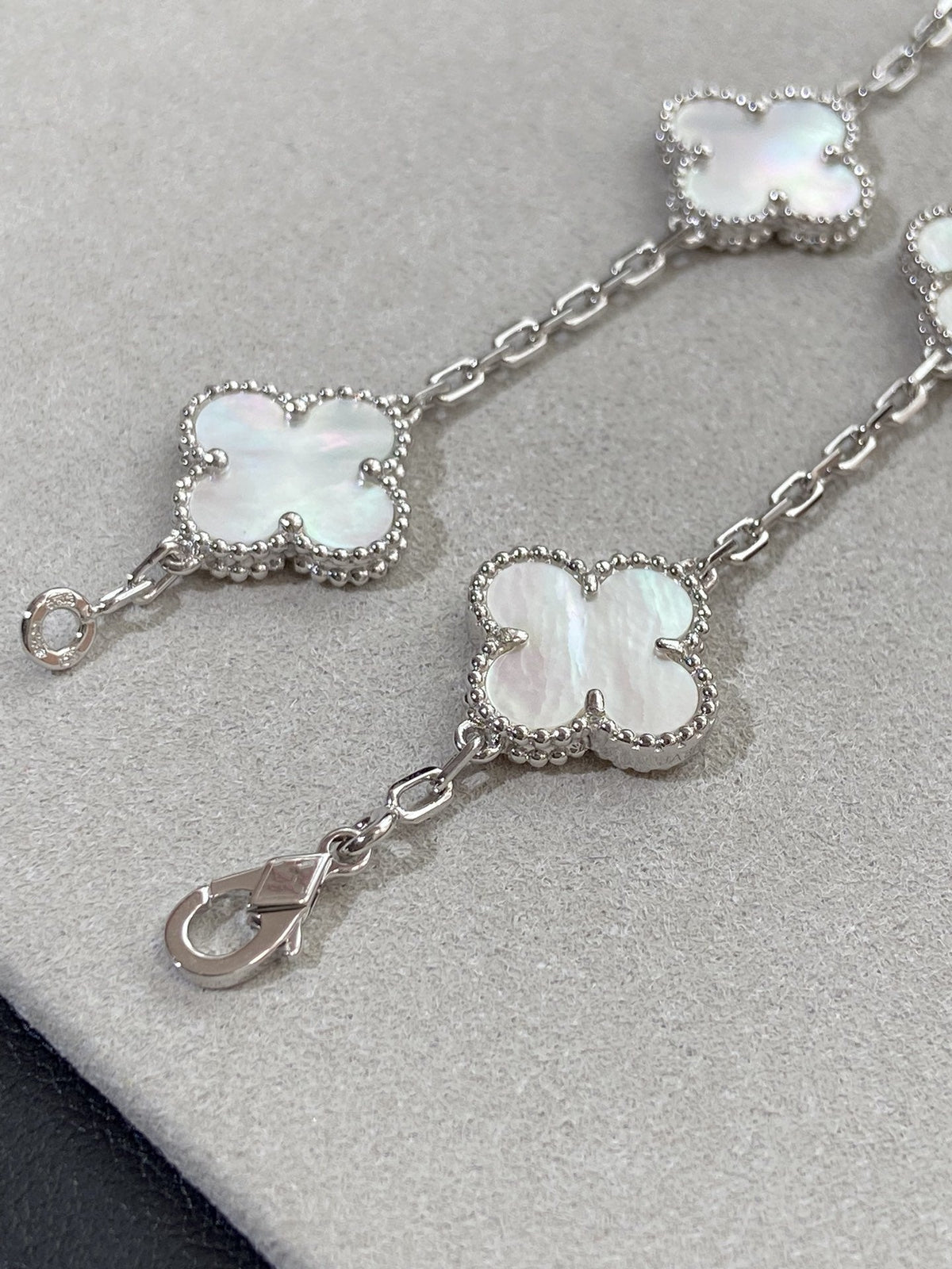[Cadisa]CLOVER WHITE PEARL MOP 5 MOTIF BRACELET COLLECTION