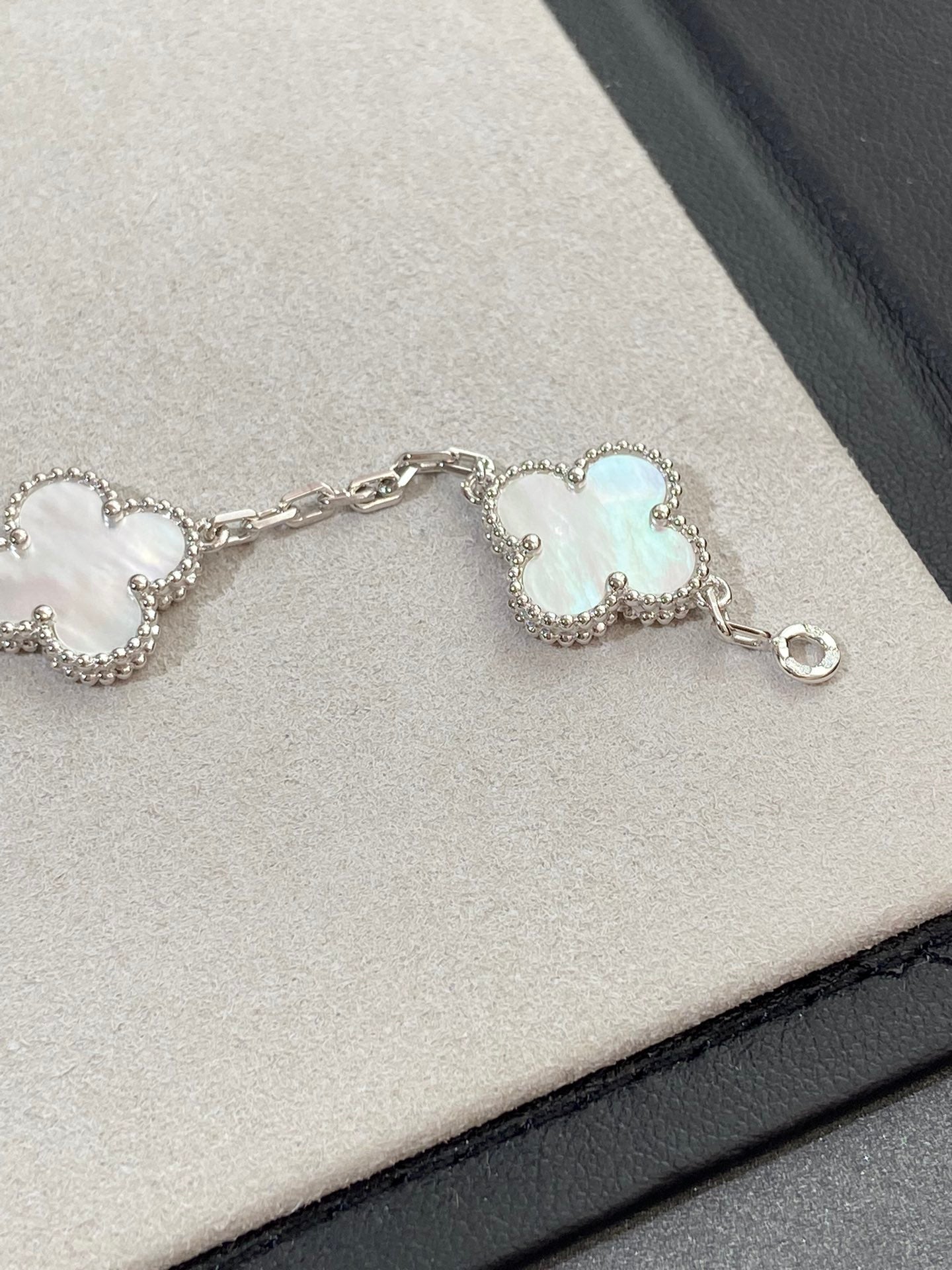 [Gaonasi]CLOVER WHITE PEARL MOP 5 MOTIF BRACELET COLLECTION