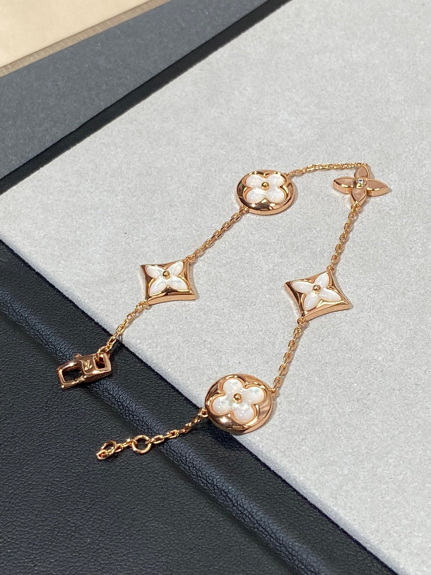 [Gaonasi]STAR AND SUN 5 MOTIF MOP PINK GOLD BRACELET