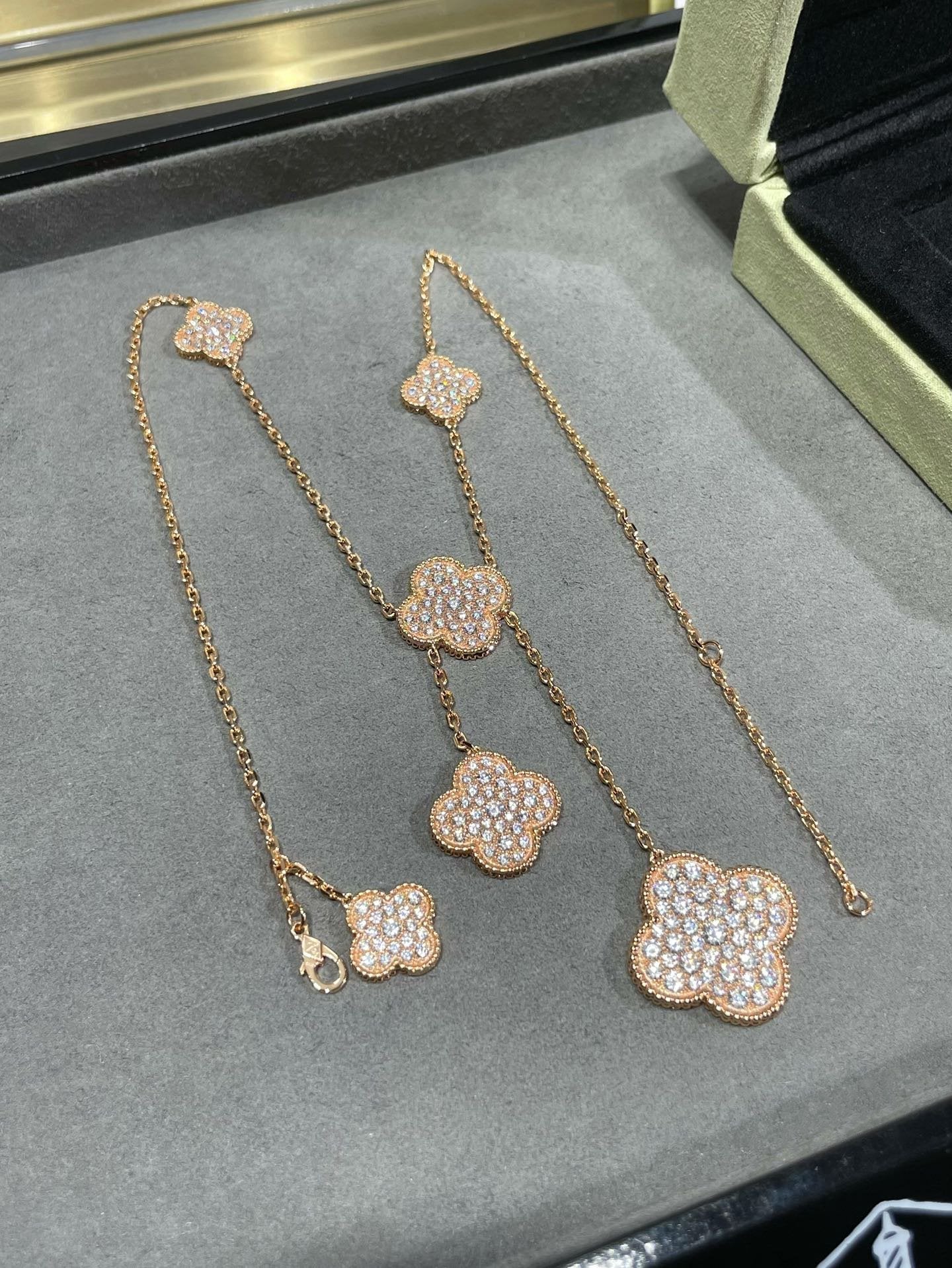 [Gaonasi]CLOVER 6 MOTIF DIAMOND PAVED NECKLACE