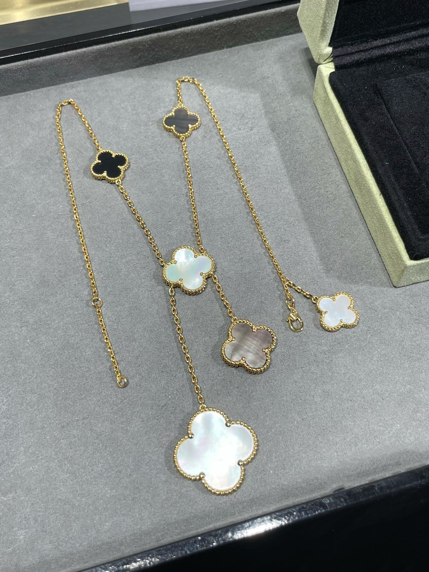 [Gaonasi]CLOVER 6 MOTIF MOP ONYX GOLD NECKLACE