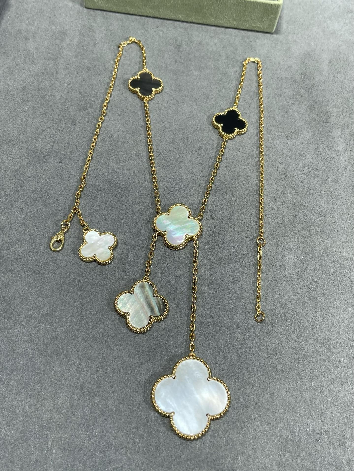 [Gaonasi]CLOVER 6 MOTIF MOP ONYX GOLD NECKLACE