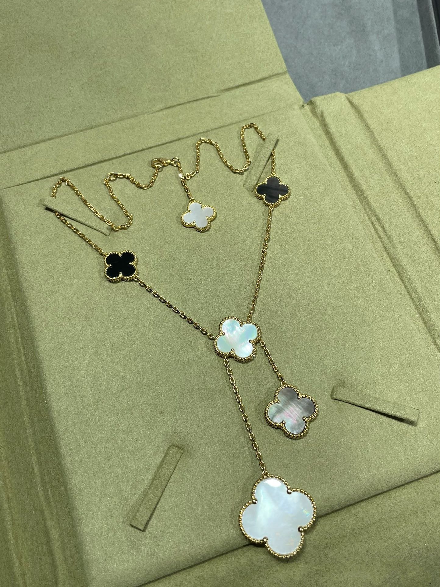 [Gaonasi]CLOVER 6 MOTIF MOP ONYX GOLD NECKLACE