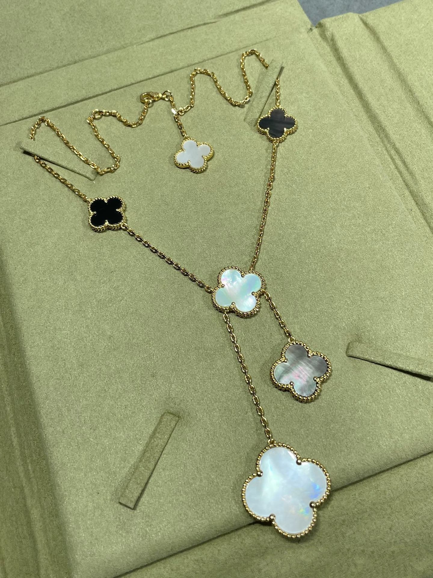 [Gaonasi]CLOVER 6 MOTIF MOP ONYX GOLD NECKLACE