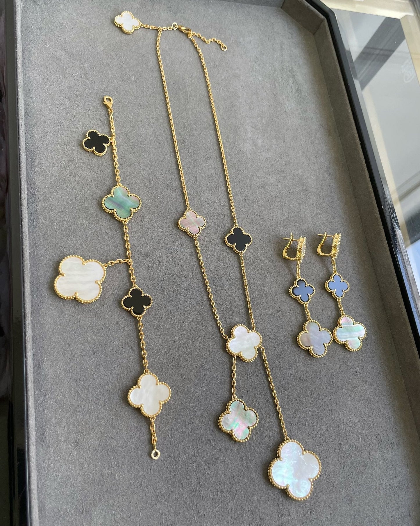 [Gaonasi]CLOVER 3 MOTIF MOP ONYX DARK MOP PINK GOLD EARRINGS