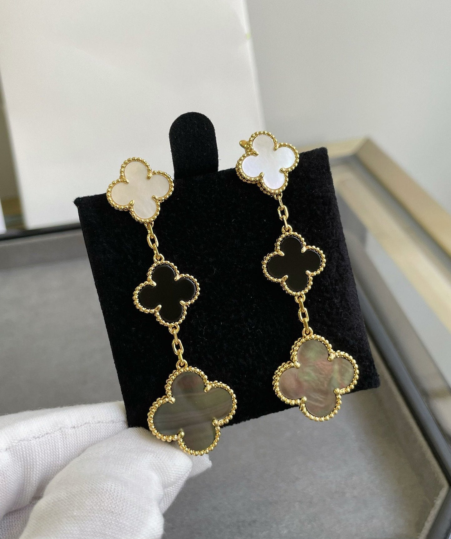 [Gaonasi]CLOVER 3 MOTIF MOP ONYX DARK MOP PINK GOLD EARRINGS
