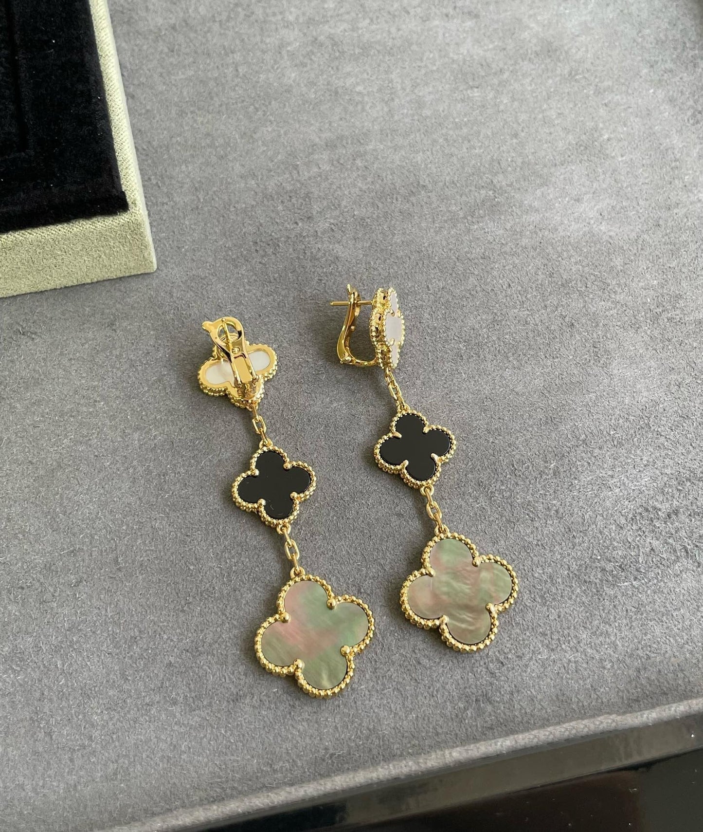 [Gaonasi]CLOVER 3 MOTIF MOP ONYX DARK MOP PINK GOLD EARRINGS