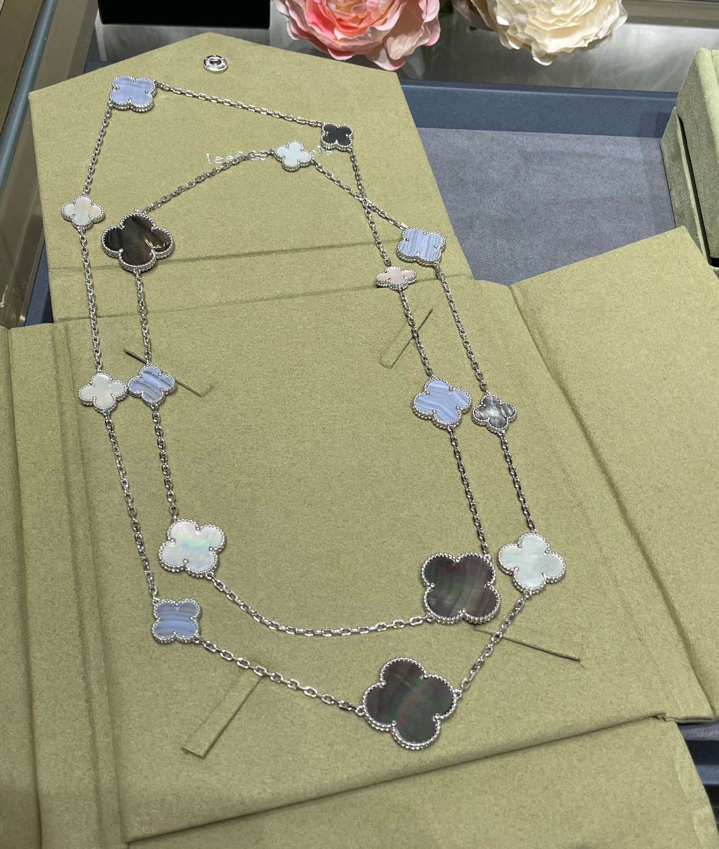 [Gaonasi]CLOVER 16 MOTIF CHALCEDONY MOP SILVER NECKLACE