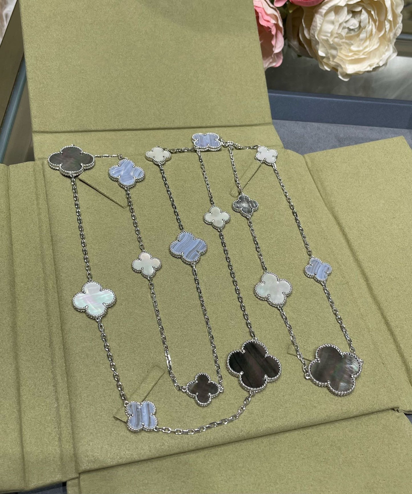 [Gaonasi]CLOVER 16 MOTIF CHALCEDONY MOP SILVER NECKLACE