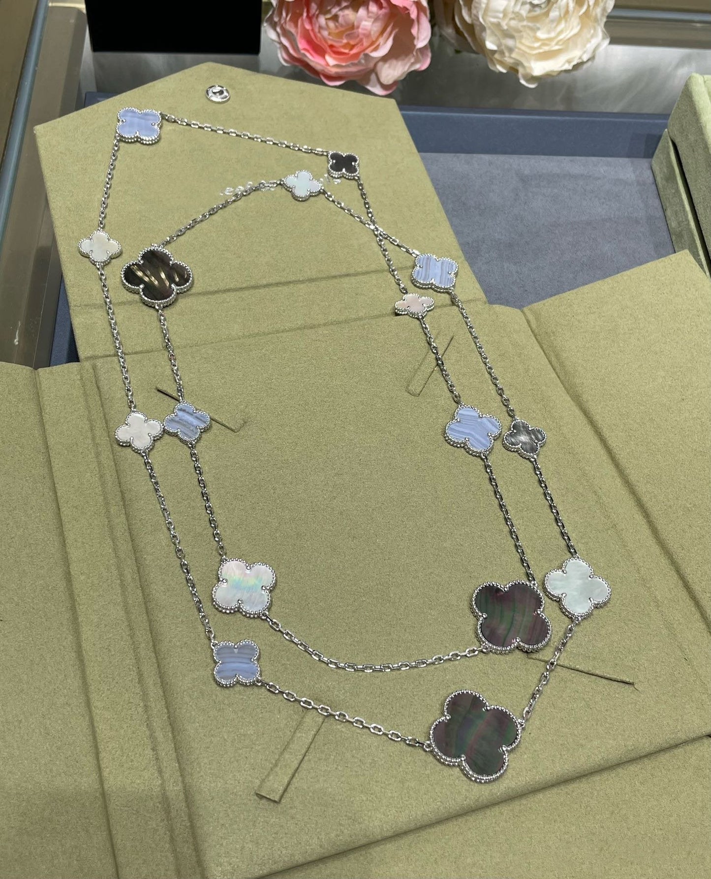 [Gaonasi]CLOVER 16 MOTIF CHALCEDONY MOP SILVER NECKLACE