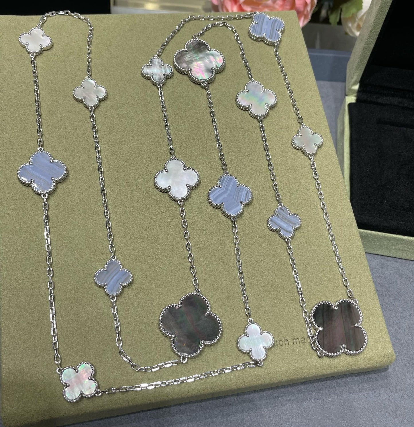 [Gaonasi]CLOVER 16 MOTIF CHALCEDONY MOP SILVER NECKLACE