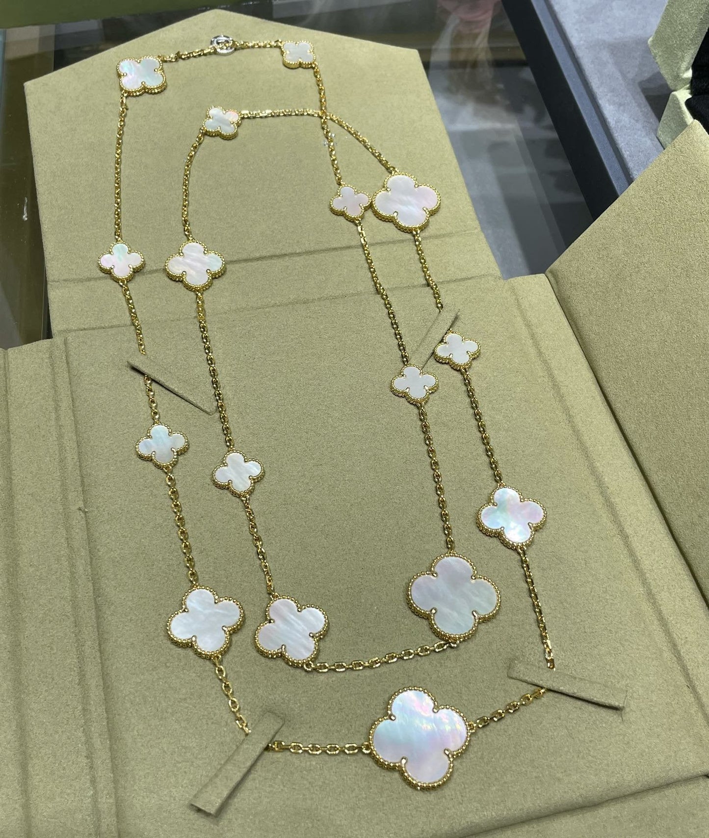 [Gaonasi]CLOVER 16 MOTIF WHITE MOP GOLD NECKLACE