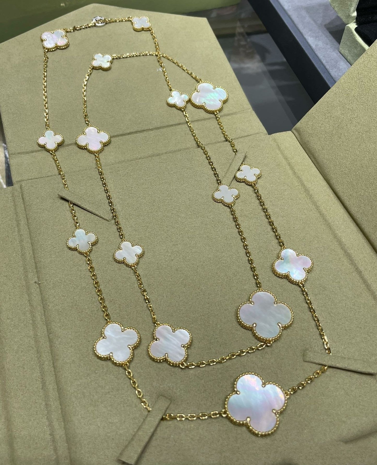 [Gaonasi]CLOVER 16 MOTIF WHITE MOP GOLD NECKLACE