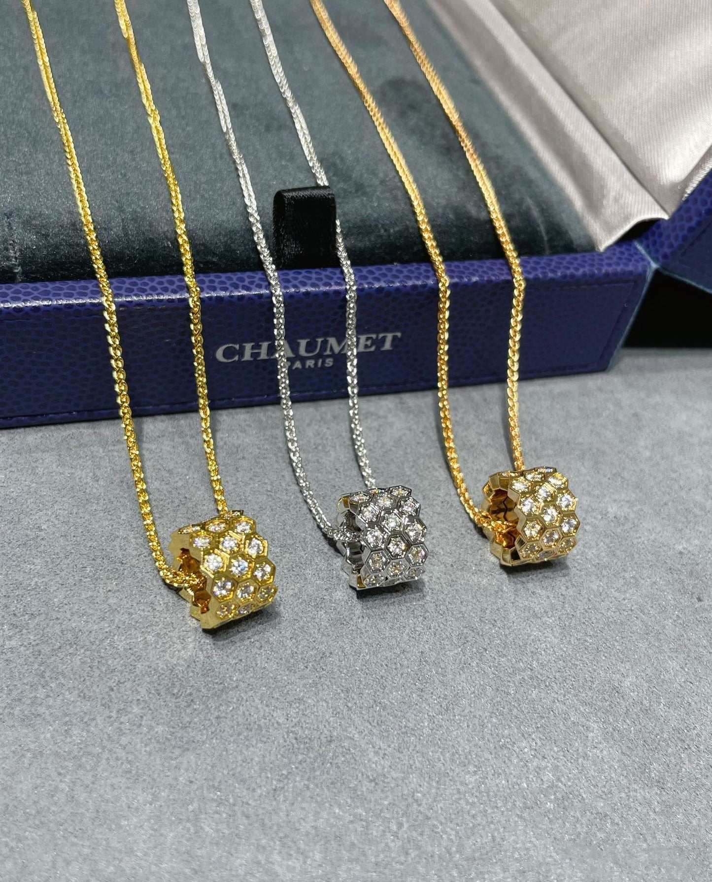 [Gaonasi]BEE LOVE DIAMOND PAVED 3 ROW NECKLACE