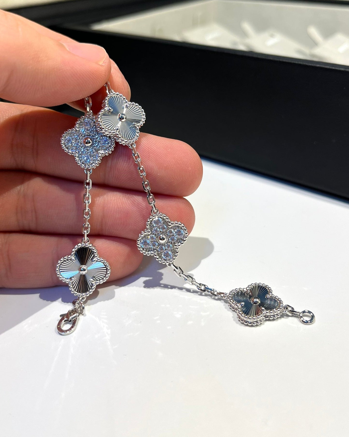 [Gaonasi] CLOVER 5 MOTIF LASER BRACELET COLLECTION