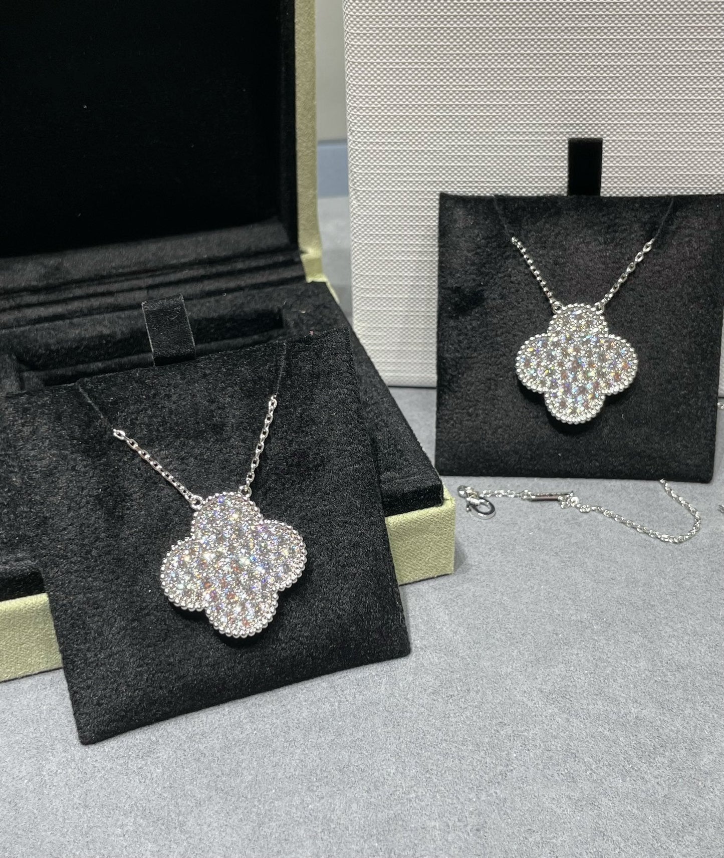 [Gaonasi]CLOVER 25MM LARGE PENDANT DIAMOND PAVED SILVER NECKLACE