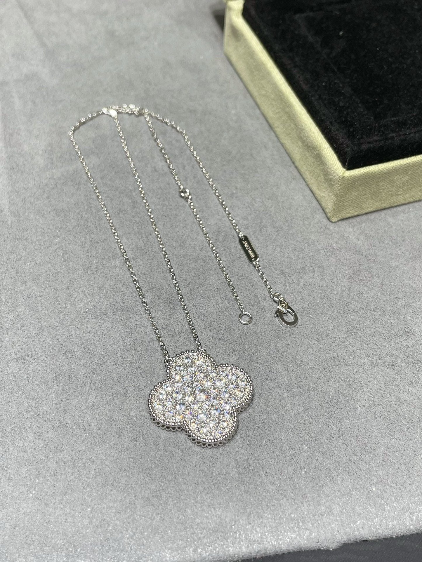 [Gaonasi]CLOVER 25MM LARGE PENDANT DIAMOND PAVED SILVER NECKLACE