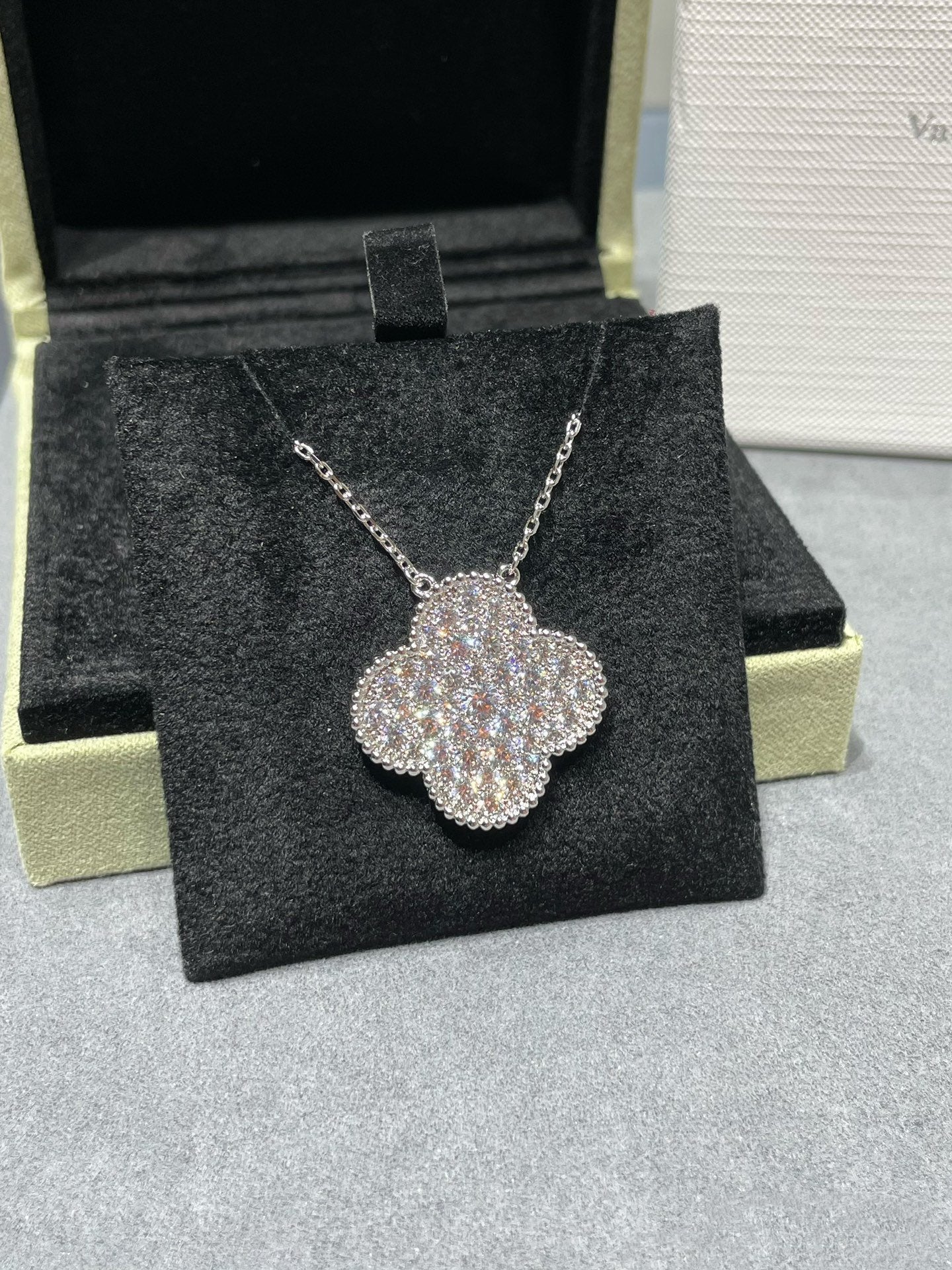 [Gaonasi]CLOVER 25MM LARGE PENDANT DIAMOND PAVED SILVER NECKLACE
