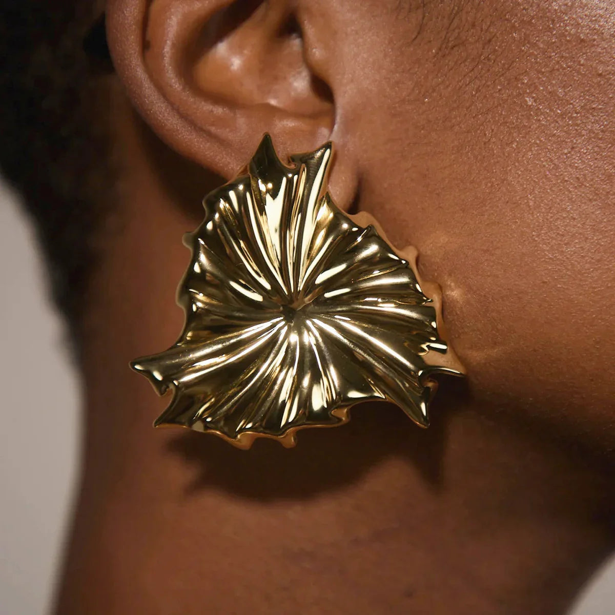 [Gaonasi]Rafaela Sculpted Petal Gold Earrings