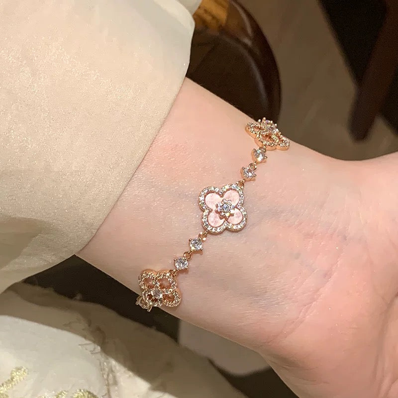 [Gaonasi]CLOVER 5 MOTIF PINK BLUE RED WHITE BRACELET