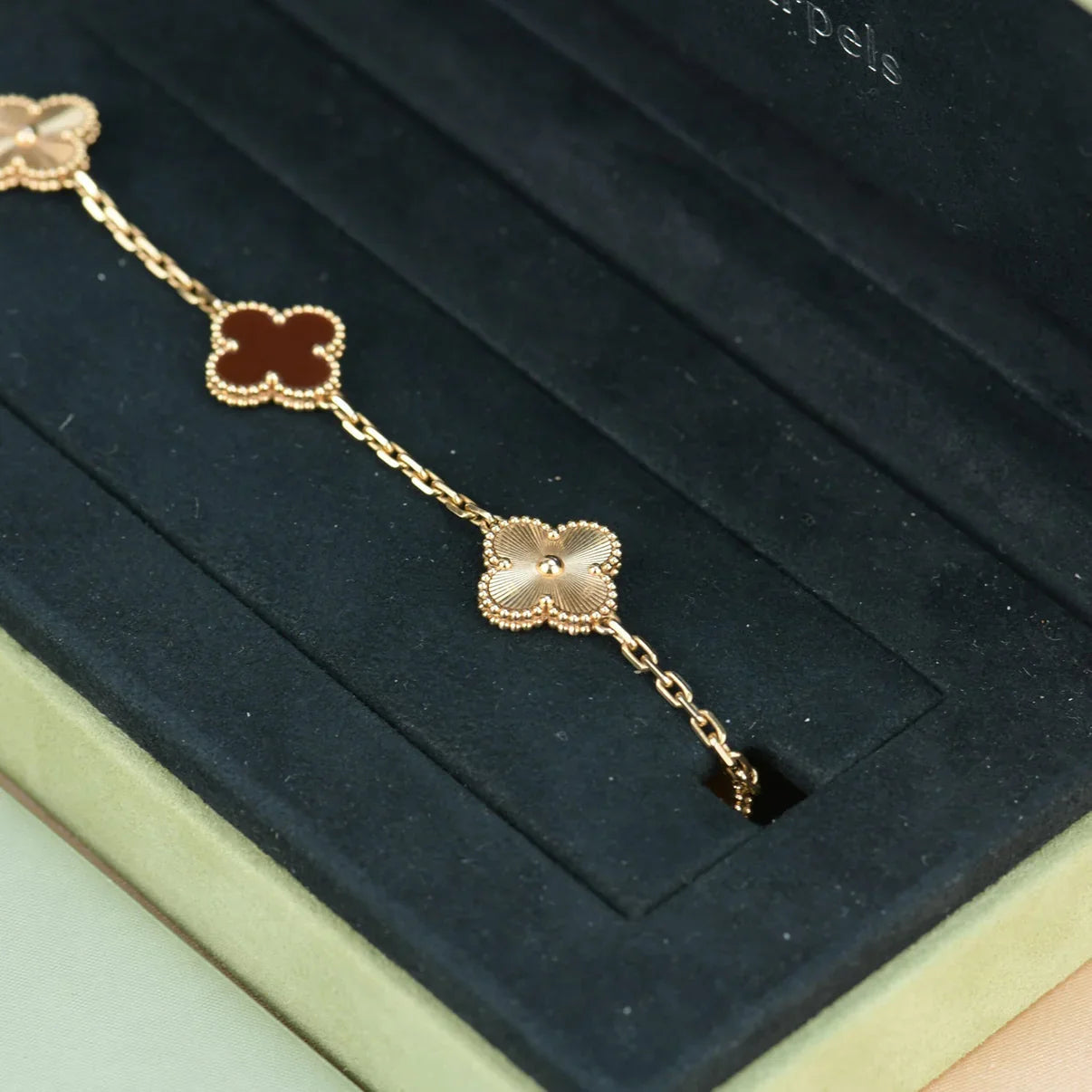 [Gaonasi] CLOVER 5 MOTIF RED CORNELIAN BRACELET COLLECTION
