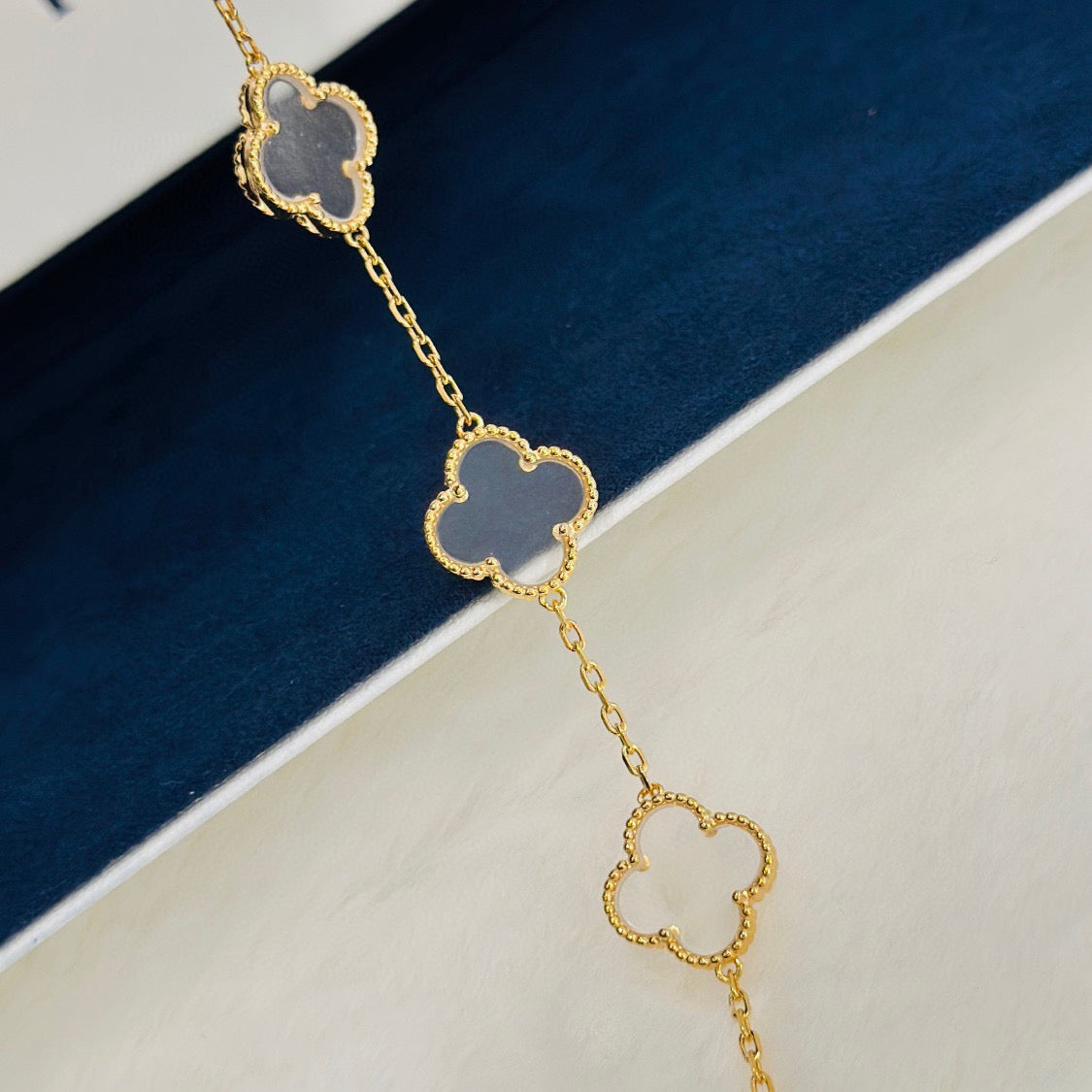[Gaonasi]CLOVER 5 MOTIF ROCK CRYSTAL BRACELET